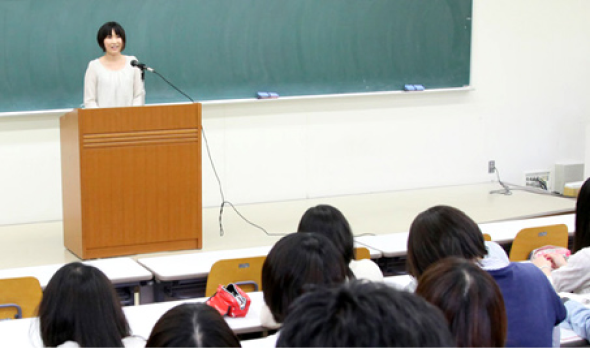 講義をしている様子の写真