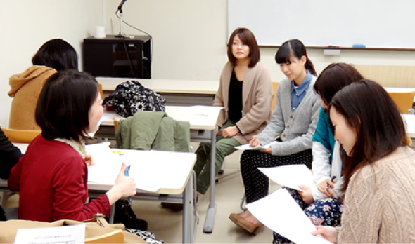 グループディスカッションをしている様子の写真