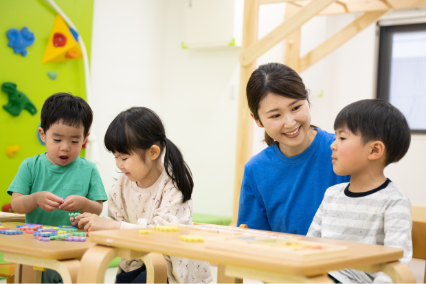 室内で子どもたちが机に向かって活動している様子の写真