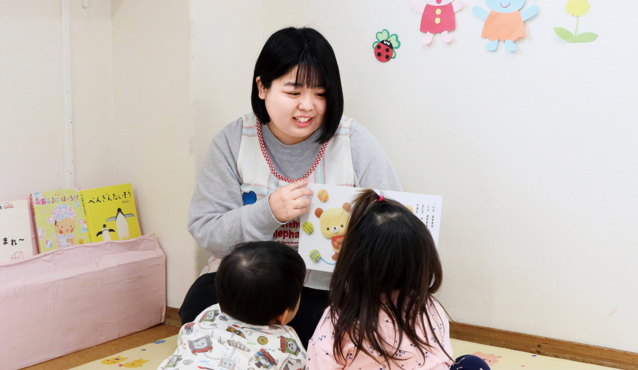 室内で絵本の読み聞かせが行われている様子の写真