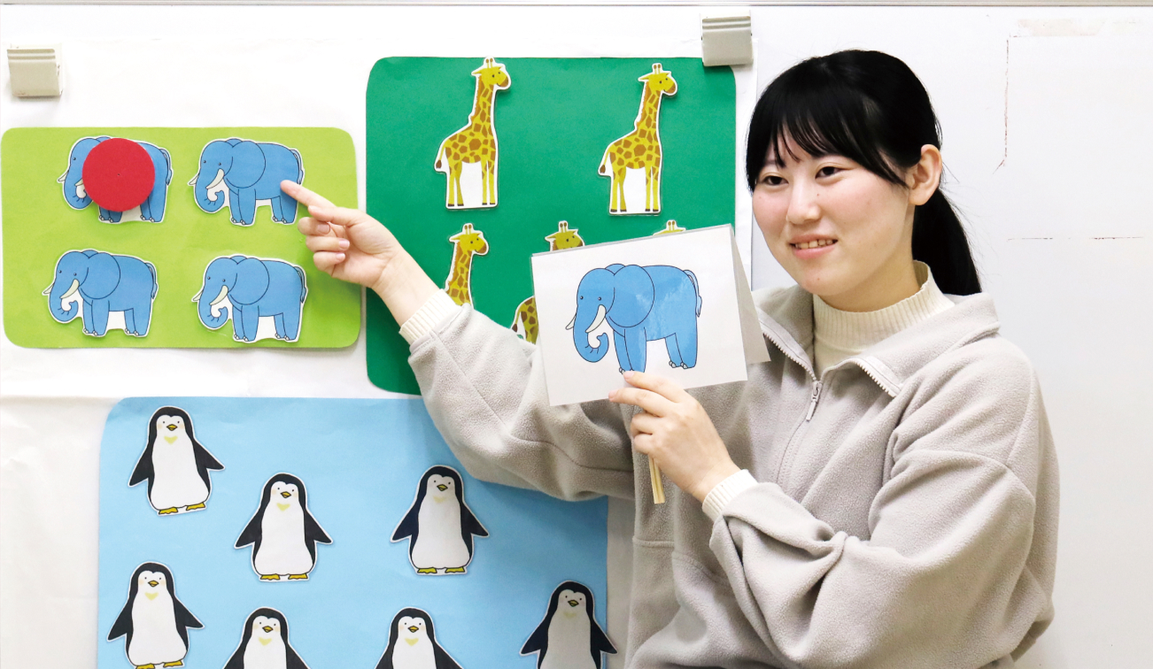 動物のカードを使って説明や指さしが行われている様子の写真