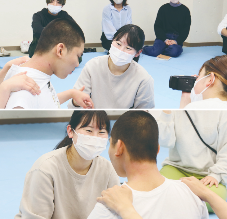 室内で相手の肩に手を添えながら動きの確認をしている様子の写真