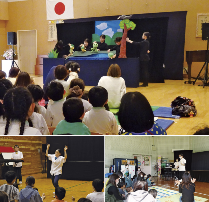 体育館で人形劇が上演され、観客が観覧している様子の写真