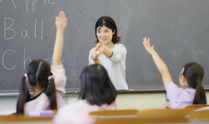 教室で子どもたちに授業をしている様子の写真