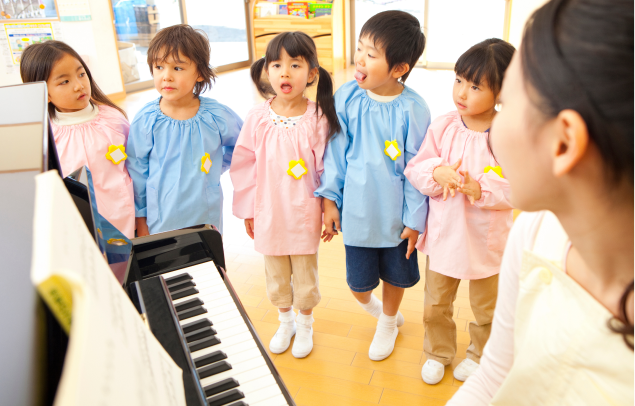 室内で子どもたちが並んで活動している様子の写真