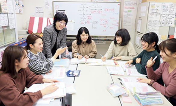 複数の人が資料を見ながら話し合っている様子の写真