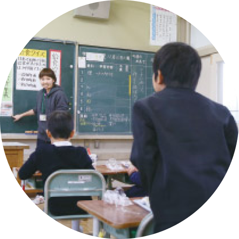 教室で黒板を使った授業が進められている様子の写真