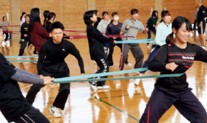 体育館でロープを使った運動が行われている様子の写真