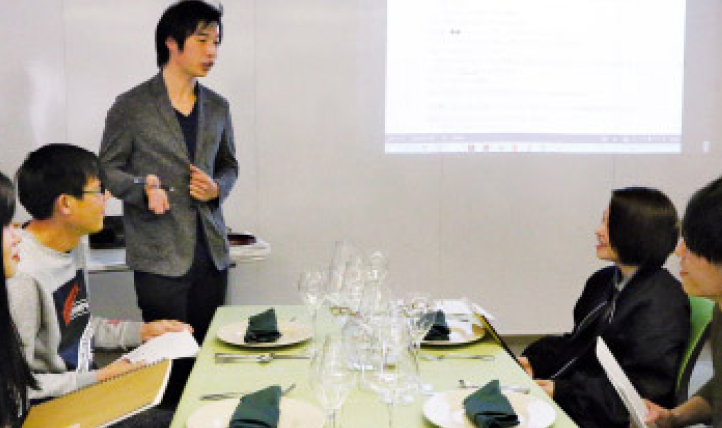 説明が行われている様子の写真