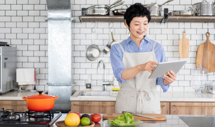 厨房でホワイトボードを使って説明が行われている様子の写真