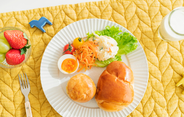 厨房で食材がまな板の上で調理されている様子の写真