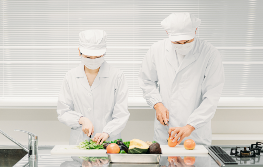 医療施設のような場所で子どもが対話を受けている様子の写真