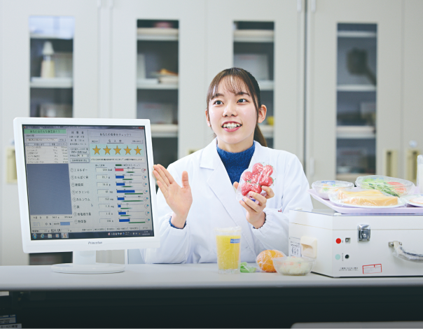 パソコン画面を使って説明が行われている様子の写真