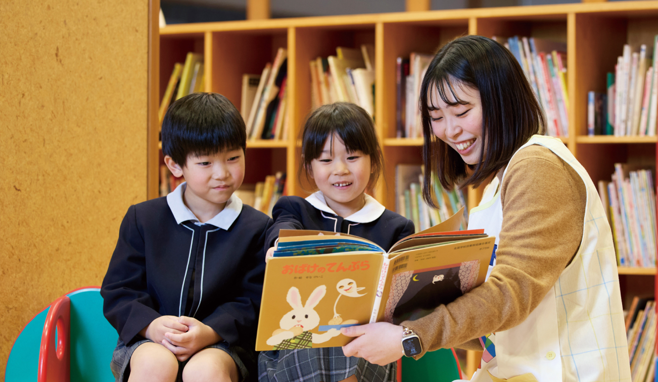 子どもたちに読み聞かせをしている様子の写真