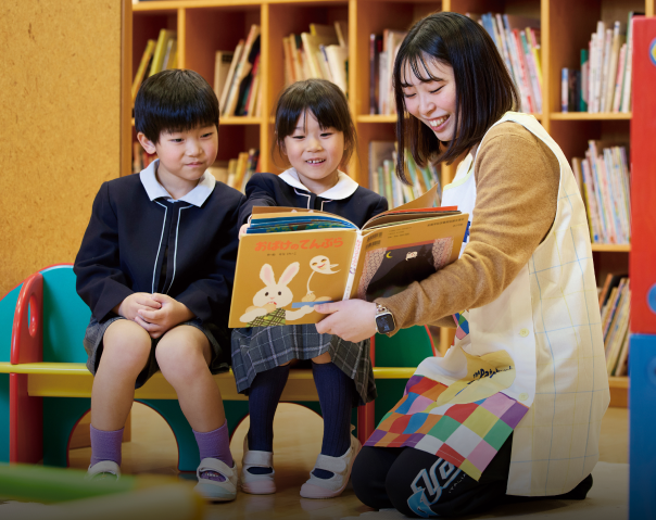 子どもたちに読み聞かせをしている様子の写真