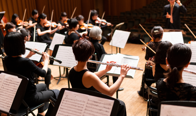 演奏する奏者たちの写真